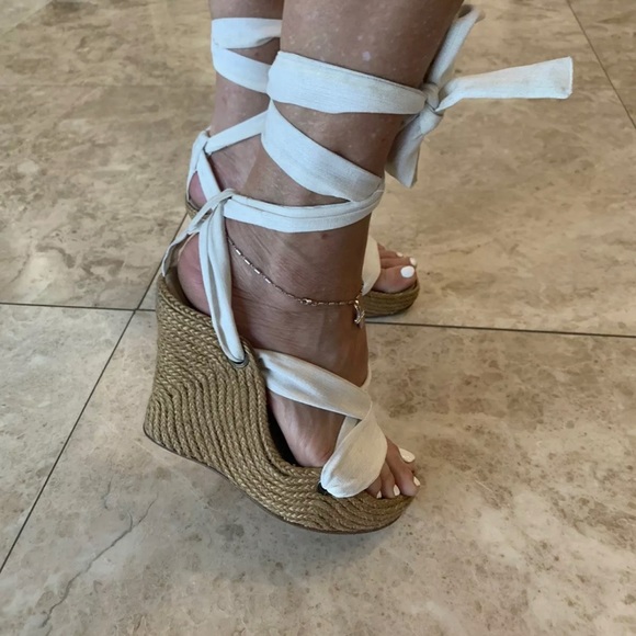 8.5 DKNY Womens Wedge Sandals, White, 38 1/2. Condition is Pre-owned. - Picture 2 of 6